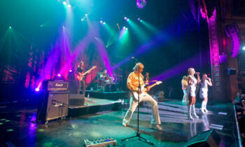 Actuación de la banda tributo Generation ABBA en un festival de música