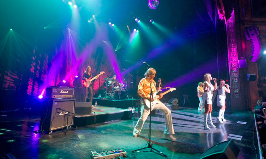 Actuación de la banda tributo Generation ABBA en un festival de música