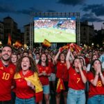 Aficionados animando a España en la final del Mundial 2026.