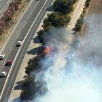Incendio en el arcén de la autopista AP-7 con humo visible.