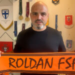 Iñigo Martínez sosteniendo una bufanda del STV Roldán en su regreso como entrenador.