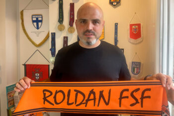 Iñigo Martínez sosteniendo una bufanda del STV Roldán en su regreso como entrenador.