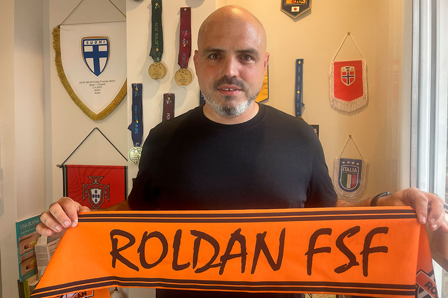 Iñigo Martínez sosteniendo una bufanda del STV Roldán en su regreso como entrenador.