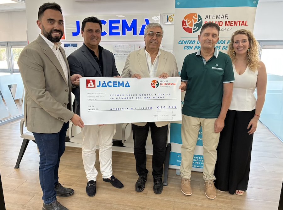 Entrega de cheque por Jacema a AFEMAR para salud mental