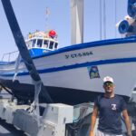 José Martínez Quesada junto a su barco llamado El Cabra