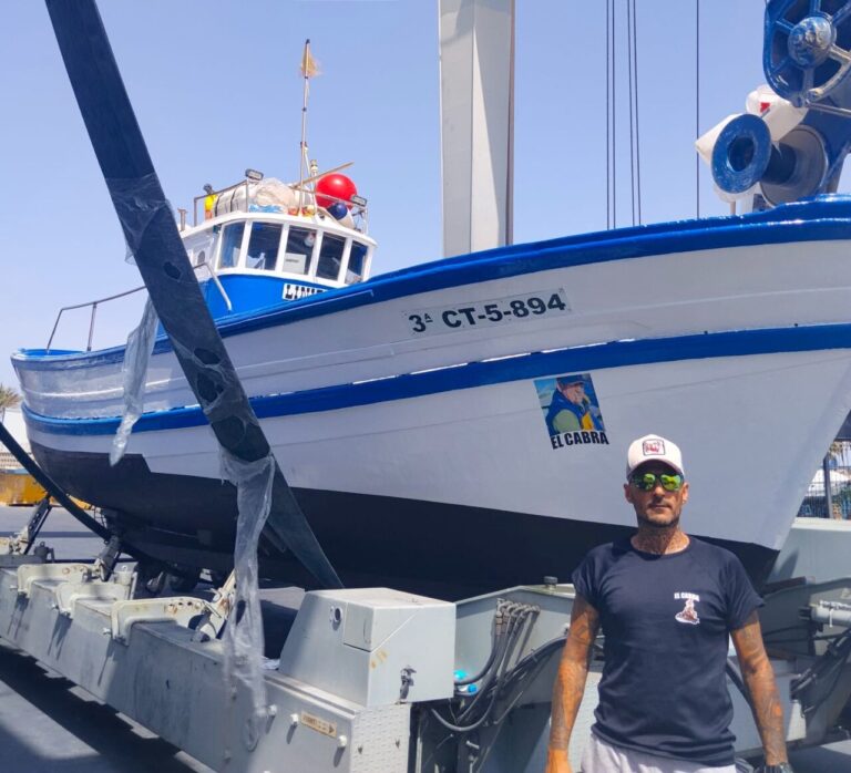 José Martínez Quesada junto a su barco llamado El Cabra