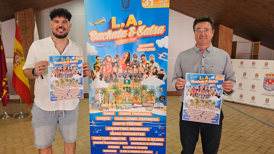Dos hombres sosteniendo un cartel del festival de bachata y salsa