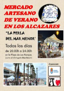 Puesto del mercado artesano en la playa de Los Narejos