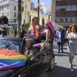 Desfile del festival Orgullo en Los Alcázares con banderas de colores