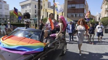 Desfile del festival Orgullo en Los Alcázares con banderas de colores
