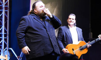 Paco Aparicio recibiendo la Medalla de Oro en el Festival de Lo Ferro