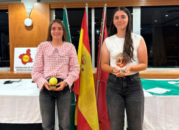Paula Bermúdez y Alba Miguel Luque posan con sus trofeos de tenis