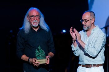 Carles Benavent recibiendo un premio en el festival de jazz