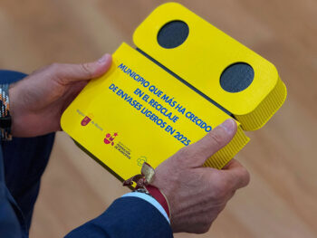 Premio de reciclaje en manos de un representante de Torre Pacheco