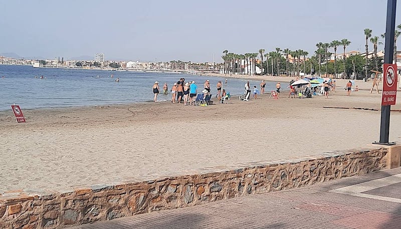 Playa de Los Narejos con letreros de prohibición de baño