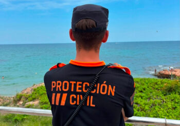 Voluntario de Protección Civil observando la costa en Pilar de la Horadada