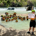 Grupo de estudiantes en una jornada de rafting en el río Segura