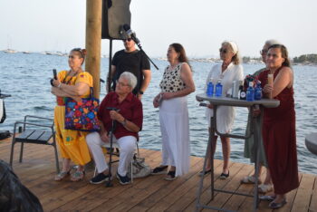 Grupo de personas en el balneario de Los Viudes en Santiago de la Ribera