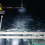Barco de la Guardia Civil remolcando un velero a la deriva en la oscuridad del Mar Menor