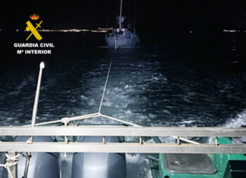 Barco de la Guardia Civil remolcando un velero a la deriva en la oscuridad del Mar Menor