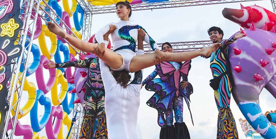 Actuación de artistas en el evento Sol Market en el Parque del Gonio