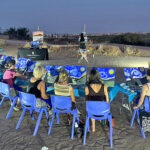 Grupo de personas pintando al aire libre en el Cabezo Gordo al atardecer