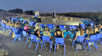 Grupo de personas pintando al aire libre en el Cabezo Gordo al atardecer