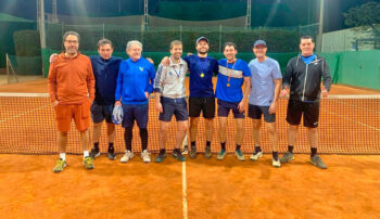 Grupo de jugadores de tenis en el Club de Tenis San Javier
