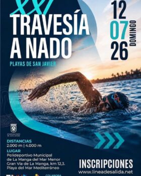 Participante nadando en la travesía a nado en San Javier