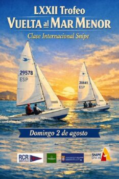 Dos veleros compitiendo en el LXXII Trofeo Vuelta al Mar Menor