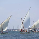 Embarcaciones de vela latina compitiendo en el Mar Menor durante la regata.