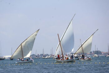 Embarcaciones de vela latina compitiendo en el Mar Menor durante la regata.