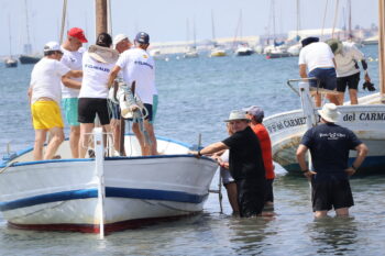 Participantes preparando embarcaciones en la regata de vela latina