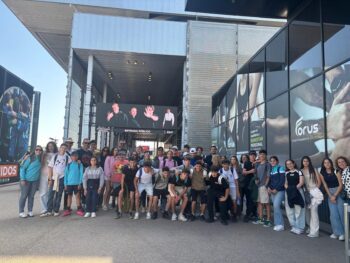 Grupo de estudiantes en la entrada del evento Open Madrid