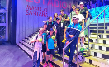 Grupo de alumnos de tenis en el estadio Manolo Santana durante el Mutua Madrid Open