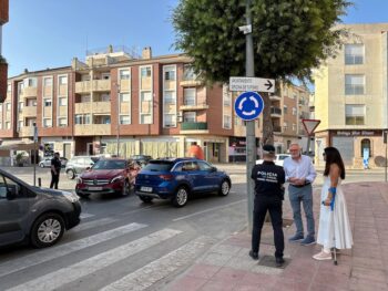 Policía local interactuando con ciudadanos en Torre Pacheco