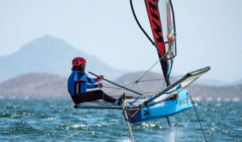 Antonio Gasperini navegando en su Waszp en el Mar Menor