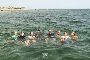 Grupo de personas disfrutando en el agua tras el campeonato de Waszp
