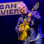 Ximo Tébar tocando la guitarra en el festival de jazz de San Javier