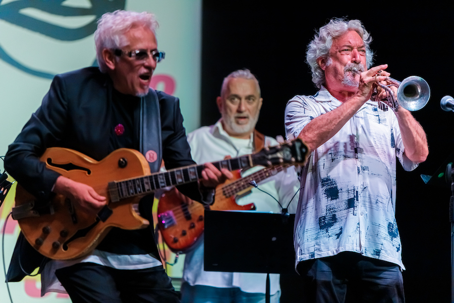 Ximo Tébar tocando la guitarra en Jazz San Javier con otros músicos