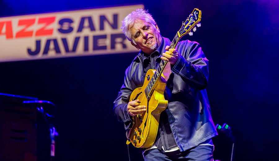 Ximo Tébar tocando la guitarra en el festival de jazz de San Javier