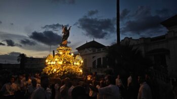 La Virgen de la Asunción en procesión con flores y luces