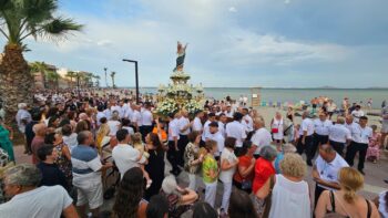 Multitud de personas en la romería de la Virgen de la Asunción en la playa.