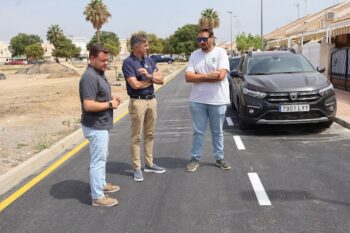 Tres hombres conversando sobre la mejora del acceso al polígono Las Beatas