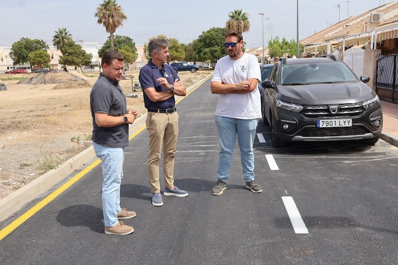 Tres hombres conversando sobre la mejora del acceso al polígono Las Beatas