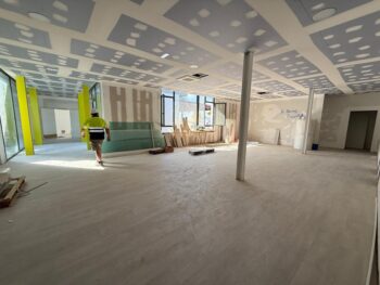 Interior en remodelación del antiguo aeropuerto de San Javier