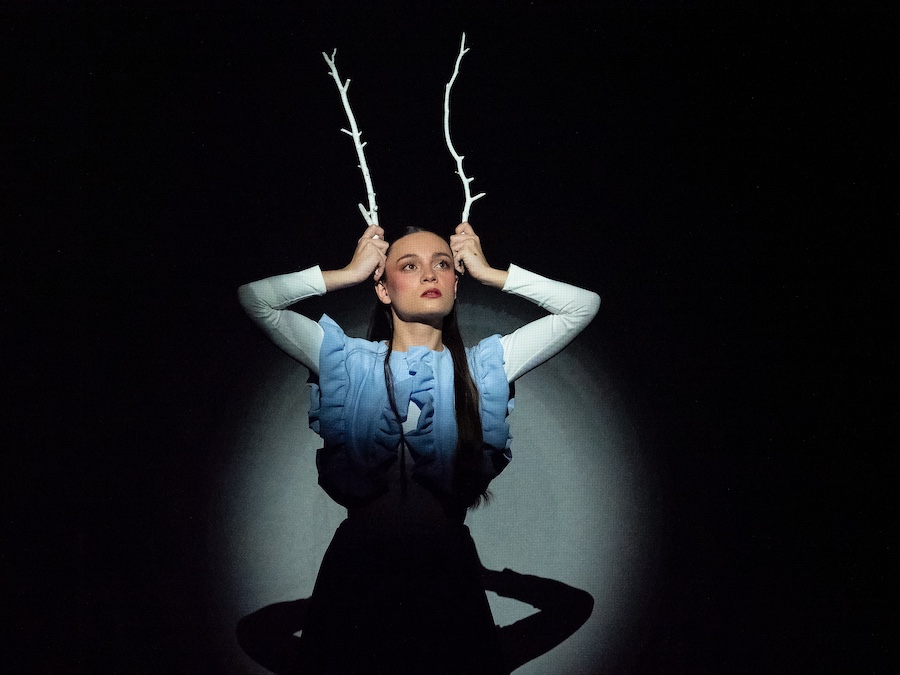 Mujer con cuernos de ramas en danza experimental Winter Speaks