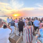 Multitud observa un eclipse en La Manga del Mar Menor al atardecer