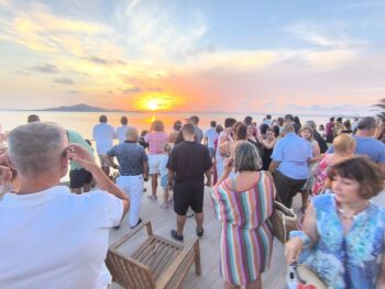 Multitud observa un eclipse en La Manga del Mar Menor al atardecer
