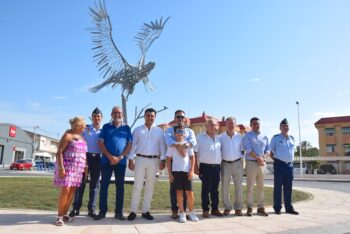 Escultura de un águila de hierro en Santiago de la Ribera